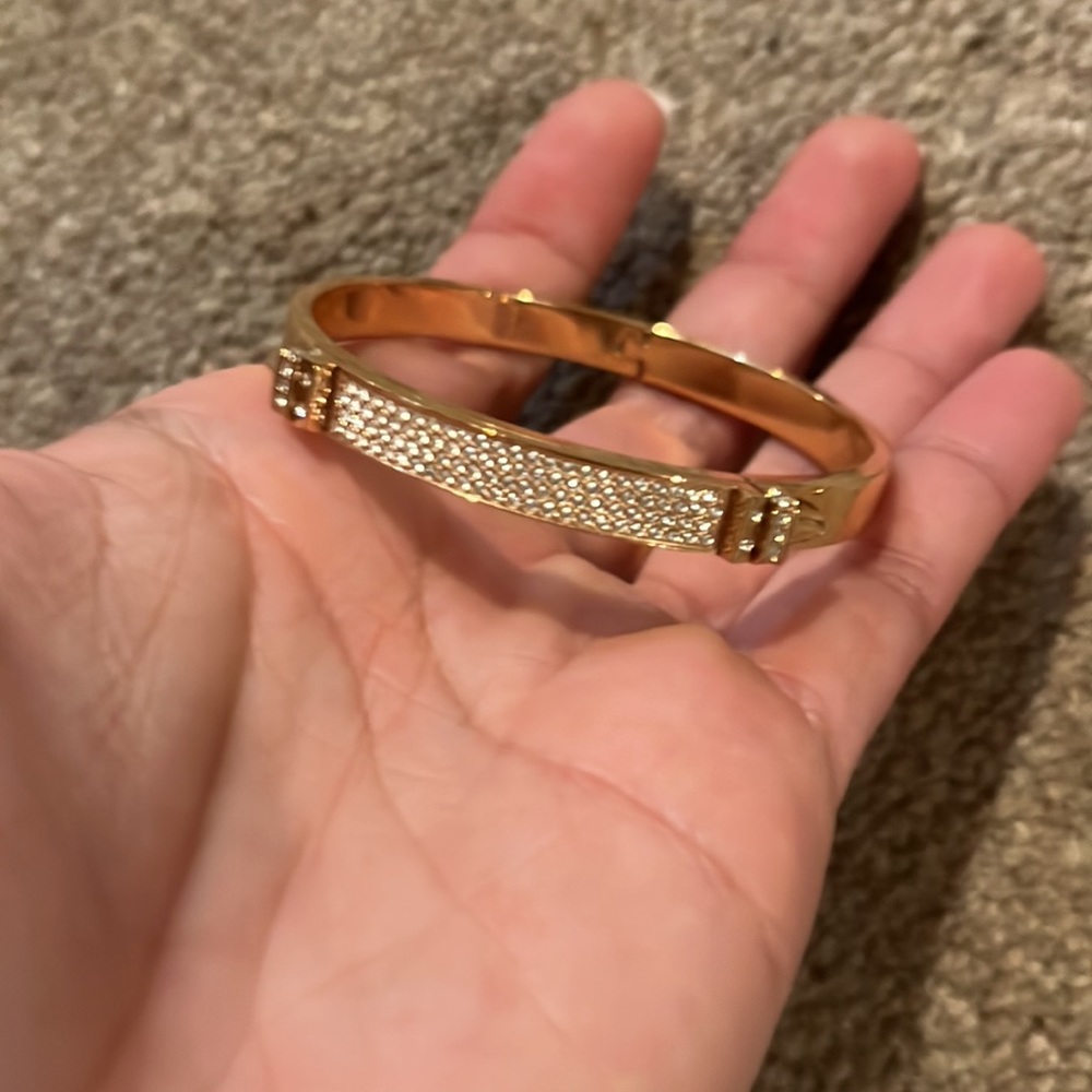Micheal kors hand bags AND bracelets - Picture 3 of 4